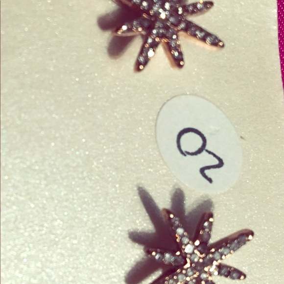 Button size earrings - Picture 1 of 3